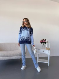 Жіночий светр з квітковим орнаментом синього кольору 34077