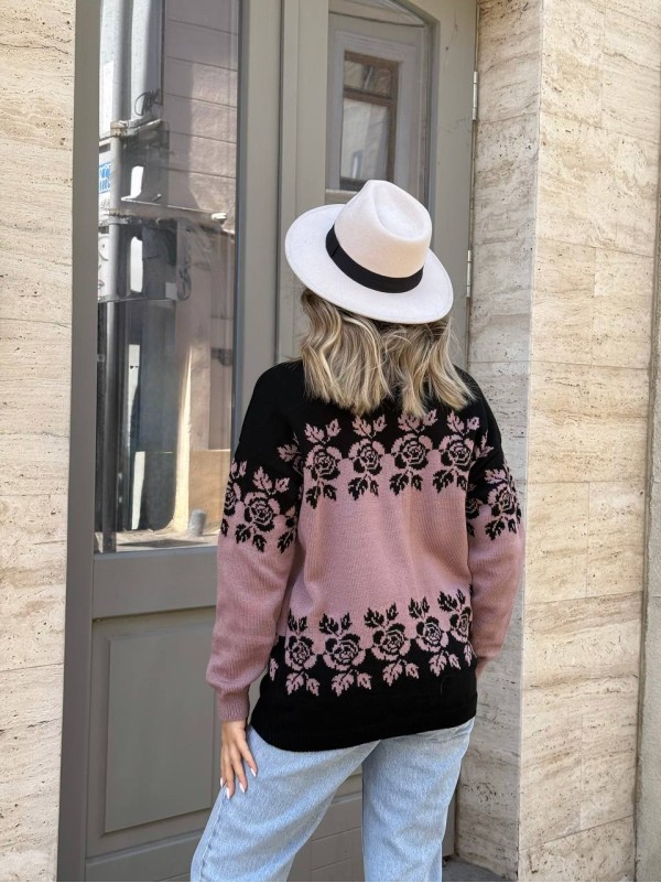 Жіночий светр з квітковим орнаментом пудрового кольору 34079