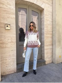 Жіночий светр з квітковим орнаментом молочного кольору 34080