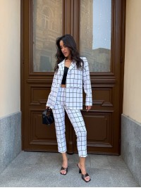 Стильний жіночий костюм в клiтину молочного кольору 34081