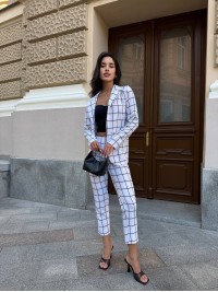 Стильний жіночий костюм в клiтину молочного кольору 34081