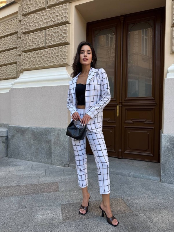 Стильний жіночий костюм в клiтину молочного кольору 34081