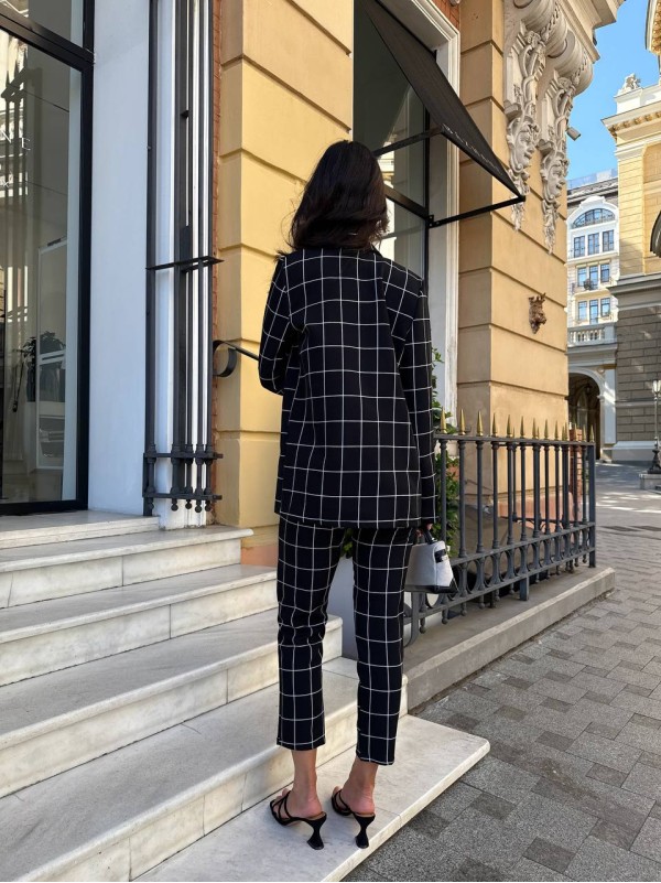 Стильний жіночий костюм в клiтину чорного кольору 34082