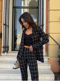 Стильний жіночий костюм в клiтину чорного кольору 34082