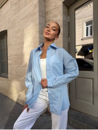 Бавовняна жіноча сорочка блакитного кольору 34086