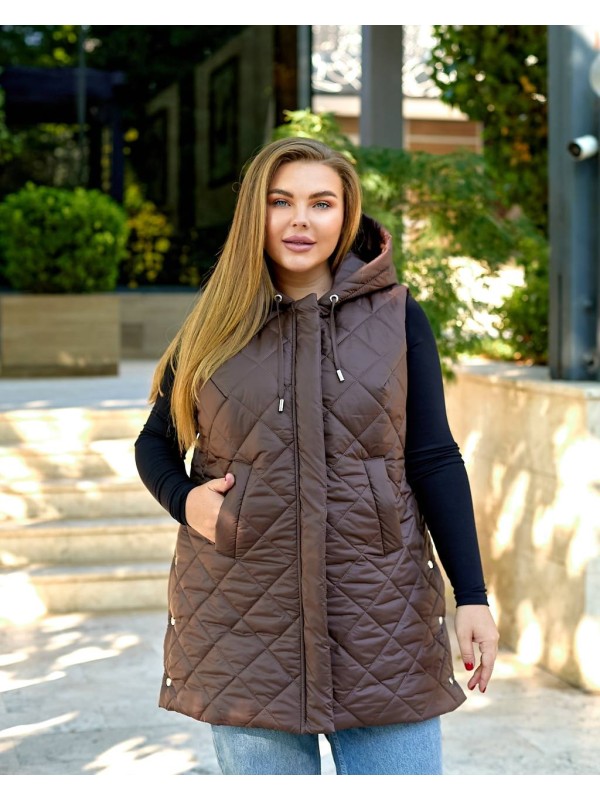 Подовжена жіноча демісезонна жилетка коричневого кольору 34091