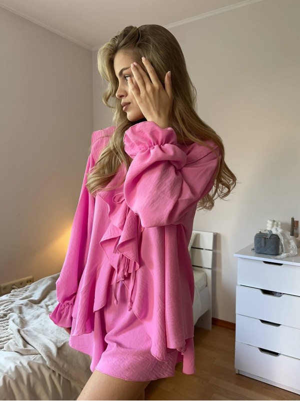 Жіночий легкий костюм (сорочка+шорти) з рюшами рожевого кольору 34117