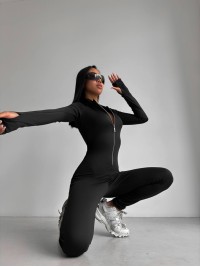 Жіночий еластичний комбінезон чорного кольору 34119