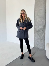 Жіночий подовжений пiджак з поясом графітового кольору 34120