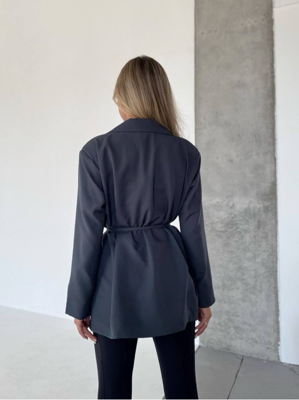 Жіночий подовжений пiджак з поясом графітового кольору 34120