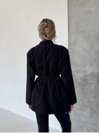 Жіночий подовжений пiджак з поясом чорного кольору 34121