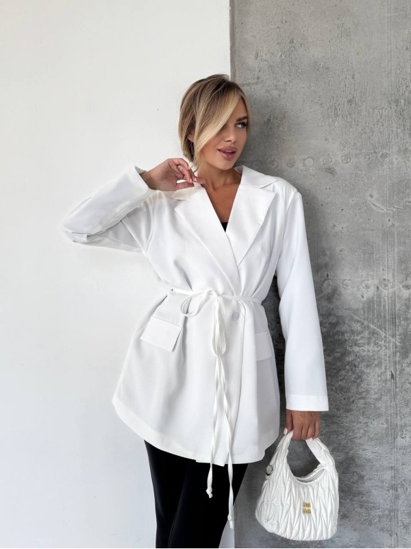 Жіночий подовжений пiджак з поясом молочного кольору 34124
