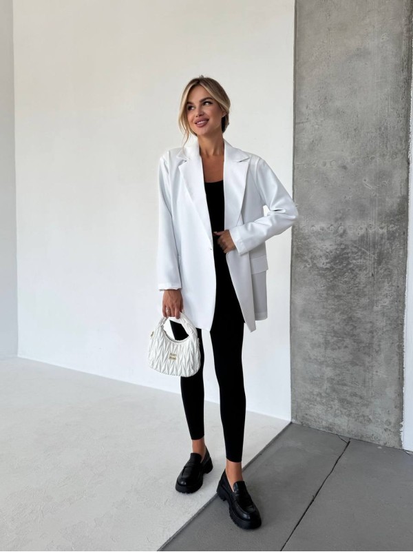 Жіночий подовжений пiджак з поясом молочного кольору 34124