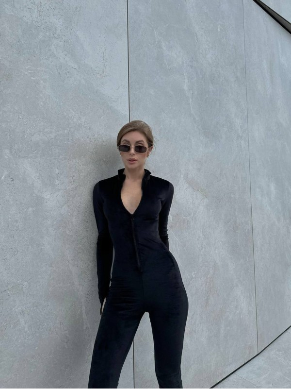 Велюровий комбінезон чорного кольору 34146