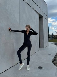 Велюровий комбінезон чорного кольору 34146