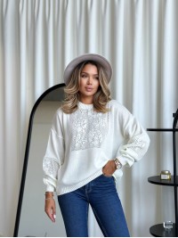 Класичний жіночий светр з ажурним плетiнням молочного кольору 34176