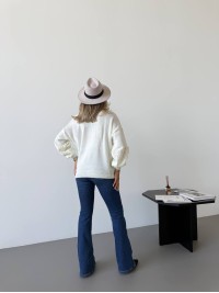 Класичний жіночий светр з ажурним плетiнням молочного кольору 34176