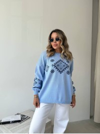 Класичний жіночий светр із етнічним візерунком блакитного кольору 34181