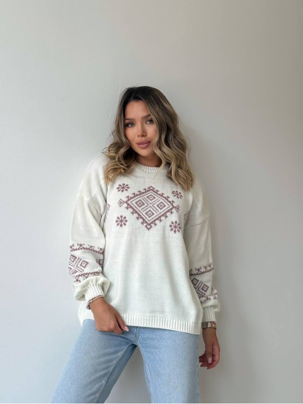 Класичний жіночий светр із етнічним візерунком молочного кольору 34182