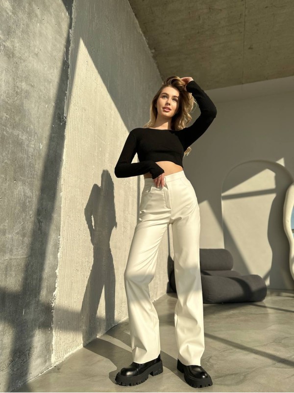 Жіночі штани з еко-шкіри молочного кольору 34205