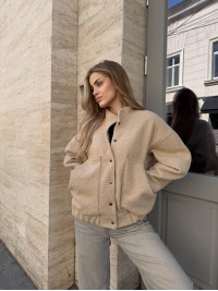 Жіночий вiльний бомбер букле бежевого кольору 34206
