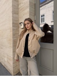 Жіночий вiльний бомбер букле бежевого кольору 34206