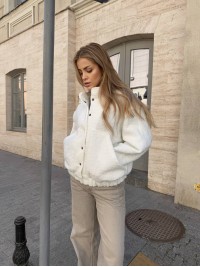 Жіночий вiльний бомбер букле молочного кольору 34207