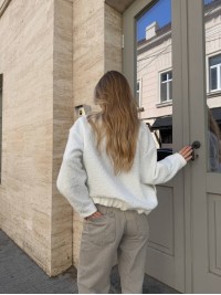 Жіночий вiльний бомбер букле молочного кольору 34207