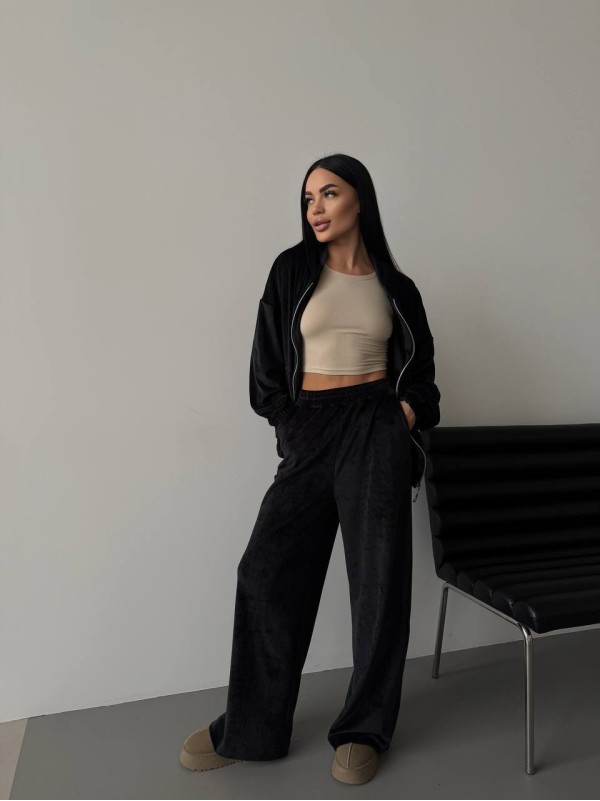 Велюровий жіночий костюм з капюшоном чорного кольору 34210