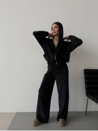 Велюровий жіночий костюм з капюшоном чорного кольору 34210