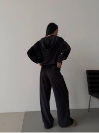 Велюровий жіночий костюм з капюшоном чорного кольору 34210