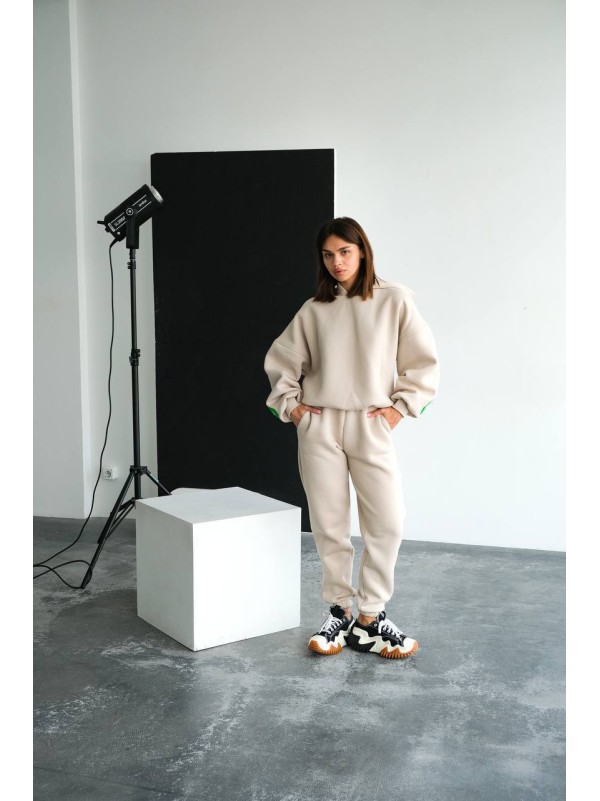 Жіночий теплий костюм з написом бежевого кольору 34214