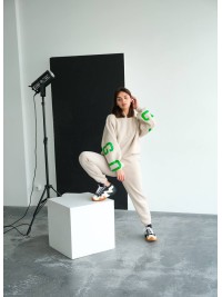 Жіночий теплий костюм з написом бежевого кольору 34214