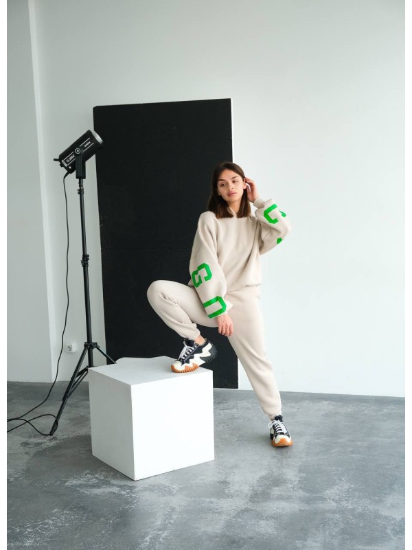 Жіночий теплий костюм з написом бежевого кольору 34214