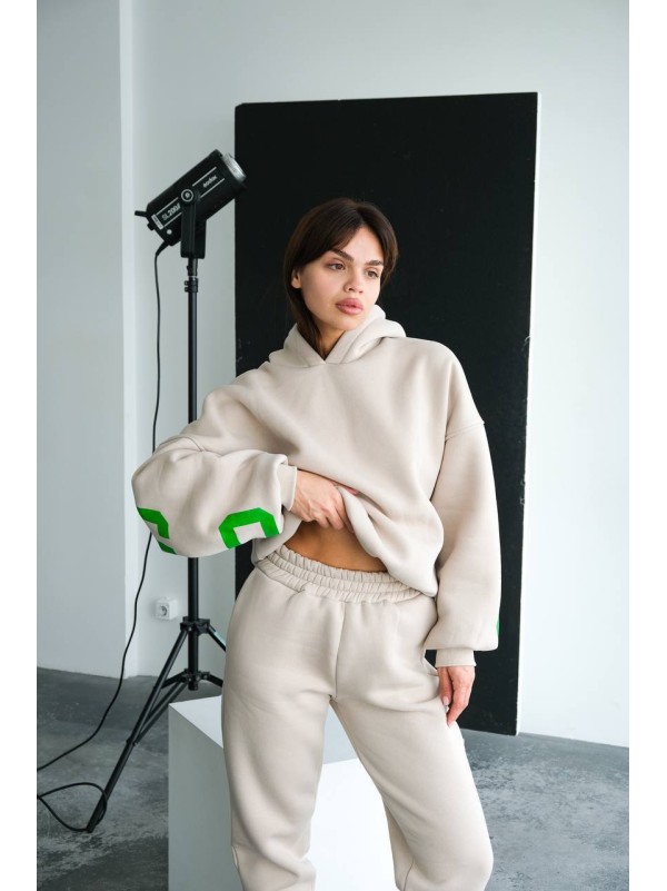 Жіночий теплий костюм з написом бежевого кольору 34214