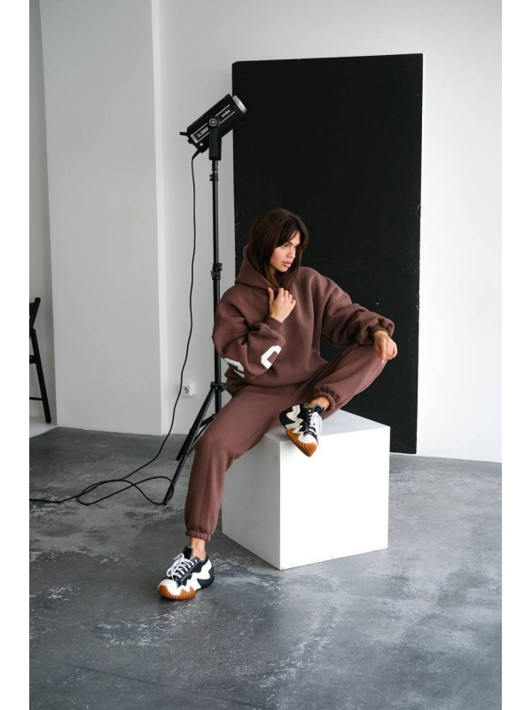 Жіночий теплий костюм з написом коричневого кольору 34216