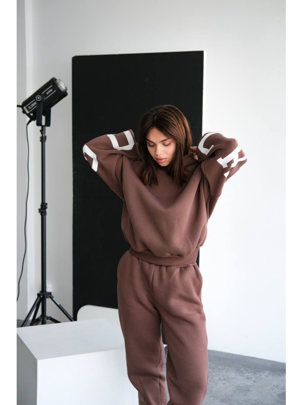 Жіночий теплий костюм з написом коричневого кольору 34216