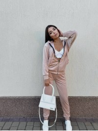 Велюровий жіночий костюм двійка бежевого кольору 34239