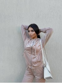 Велюровий жіночий костюм двійка бежевого кольору 34239