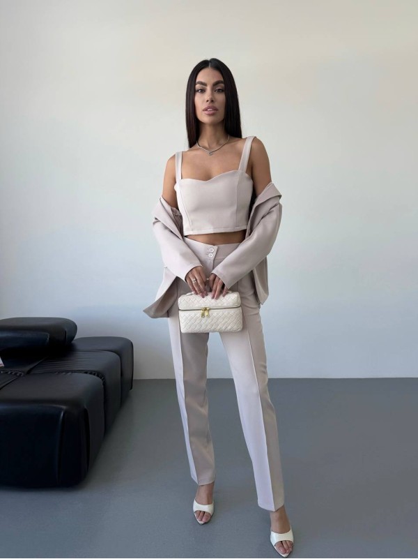 Класичний жiночий костюм тройка з топом бежевого кольору 34243