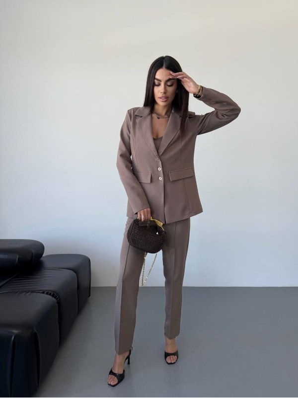 Класичний жiночий костюм тройка з топом кавового кольору 34245