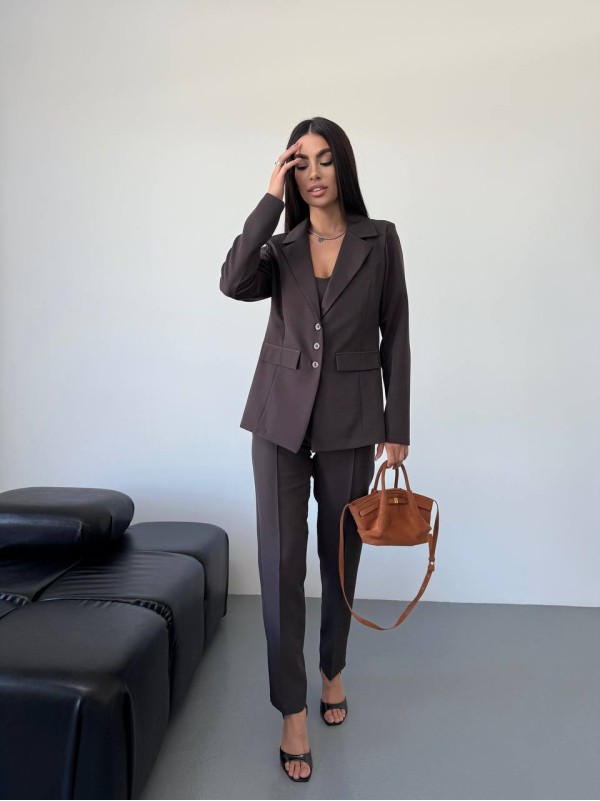 Класичний жiночий костюм тройка з топом коричневого кольору 34248