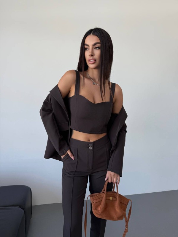Класичний жiночий костюм тройка з топом коричневого кольору 34248