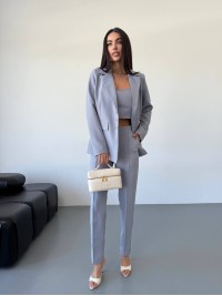Класичний жiночий костюм тройка з топом сiрого кольору 34249
