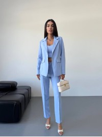 Класичний жiночий костюм тройка з топом блакитного кольору 34250