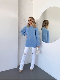 Подовжиний жіночий светр блакитного кольору 34276