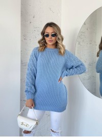Подовжиний жіночий светр блакитного кольору 34276
