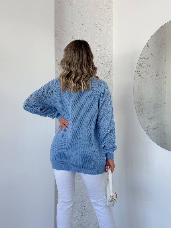 Подовжиний жіночий светр блакитного кольору 34276