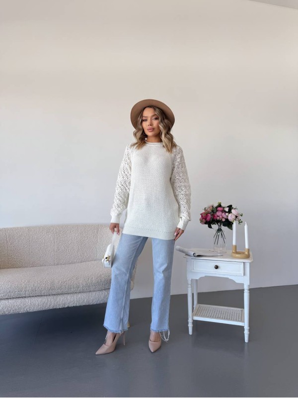 Подовжиний жіночий светр молочного кольору 34278
