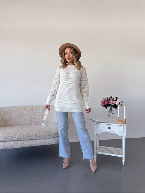 Подовжиний жіночий светр молочного кольору 34278
